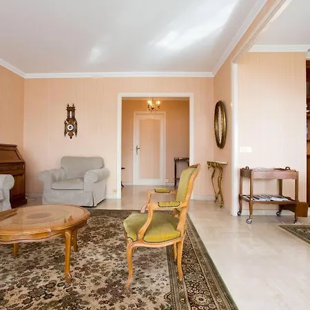 Spacious 1 Bedroom Flat With Sea View