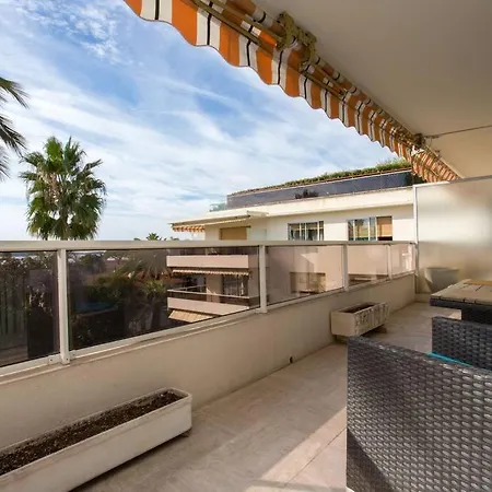 Spacious 1 Bedroom Flat With Sea View *